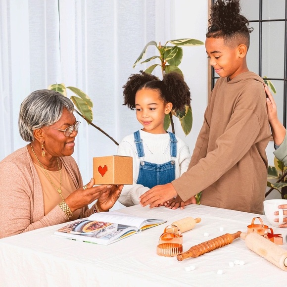 Lovebox Pixel Black & White Long Distance Love Note Messaging Device - Picture 13 of 16